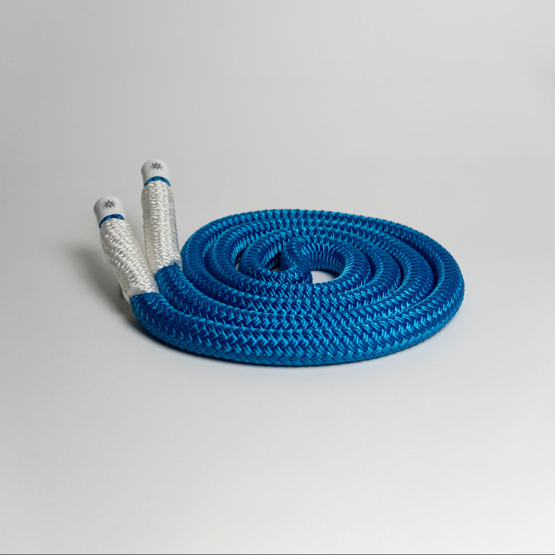An overview of a coiled Australiana WHITE LABEL rope