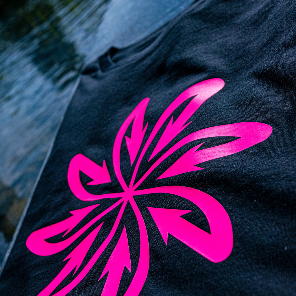 Good Flow Milano black t-shirt with logo in magenta at the front
