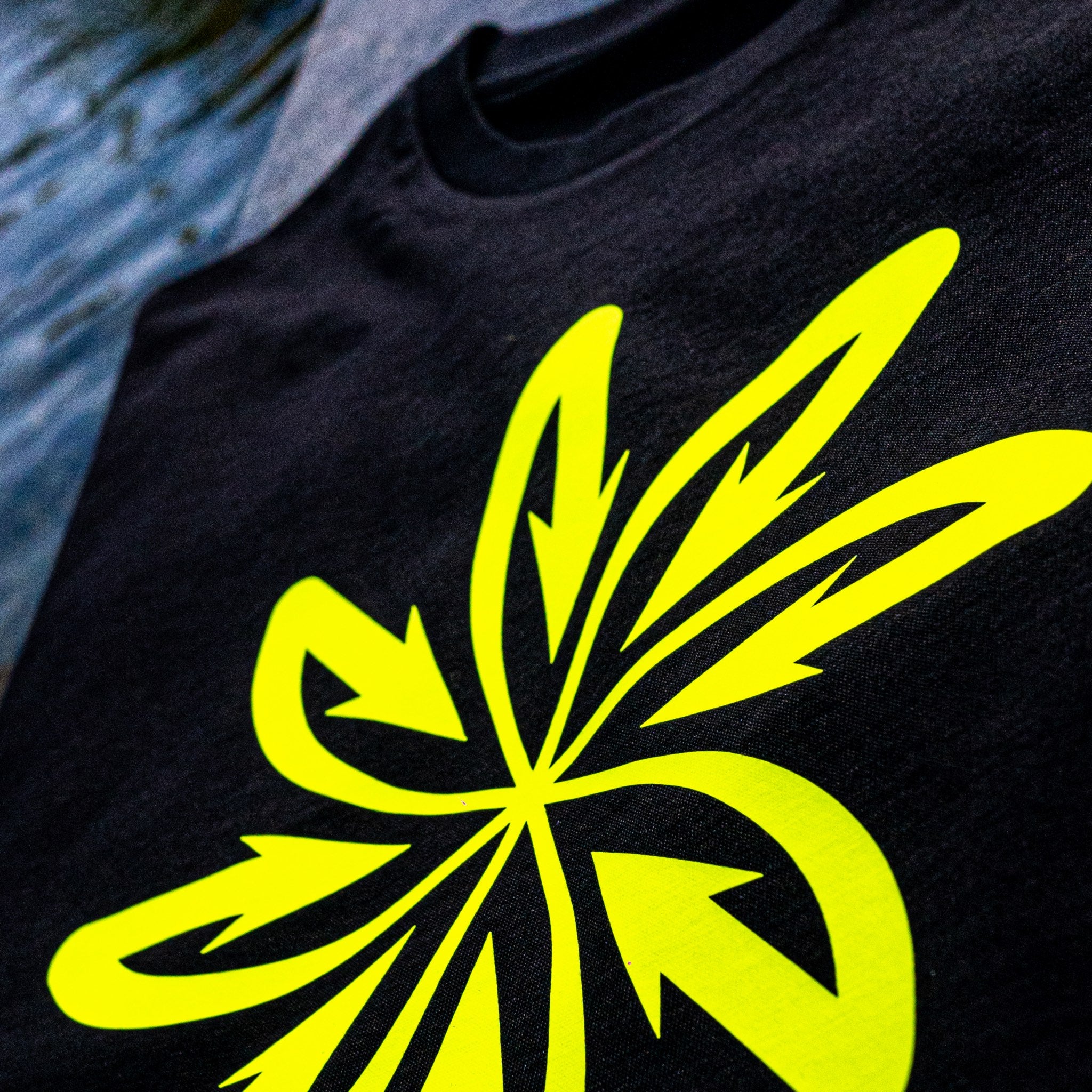 Good Flow Milano black t-shirt with logo in yellow fluo at the front