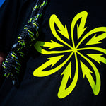 Load image into Gallery viewer, A detail of the hand-made knots of the Good Flow Milano&#39;s Court SP rope, showing the yellow fluo and white details against a dark background, next to the yellow fluo logo.

